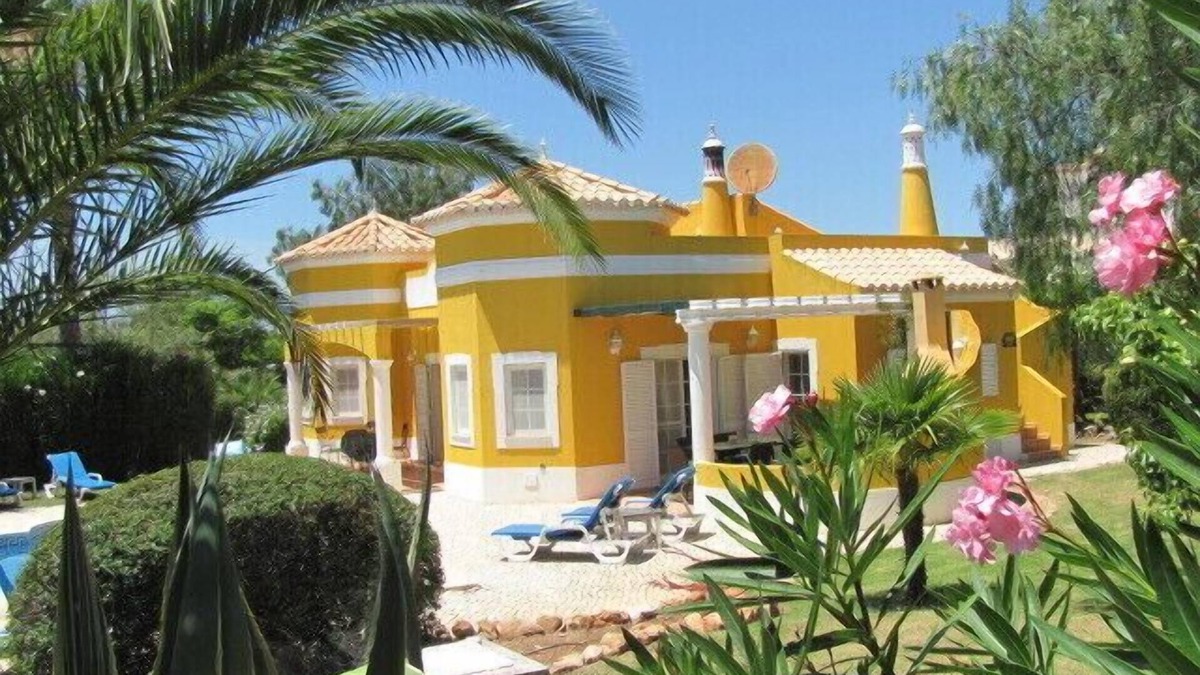 Portimao Villa | Cosy 3 bedroom private pool villa,WIFI,1250m² mature evergreen private gardens