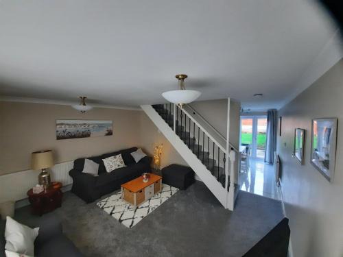 Trentham House | Cosy 3 bedroom residential house, private garden, 30 minutes from Alton Towers, 5 minute walk to Trentham Gardens.