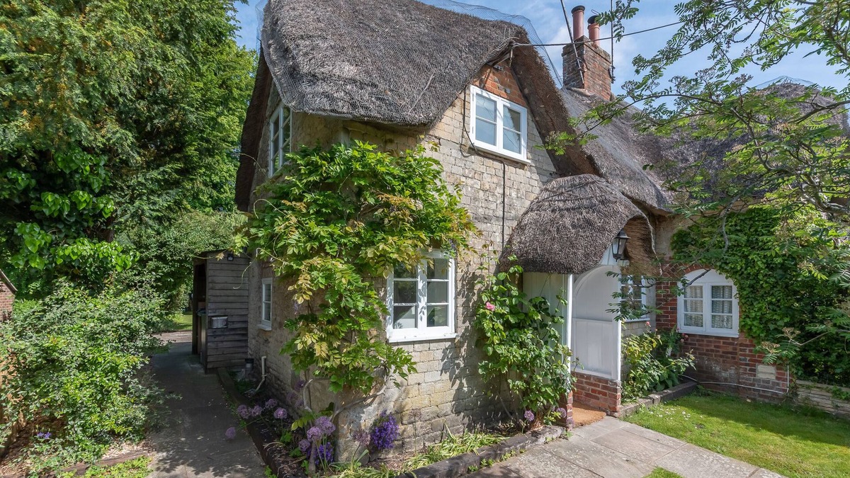 Alton Barnes Cottage | Cosy 3 Bedroom Thatched Cottage in the Pewsey Vale