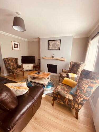 Foxford House | Cosy 3 bedroom townhouse with wood pellet stove!