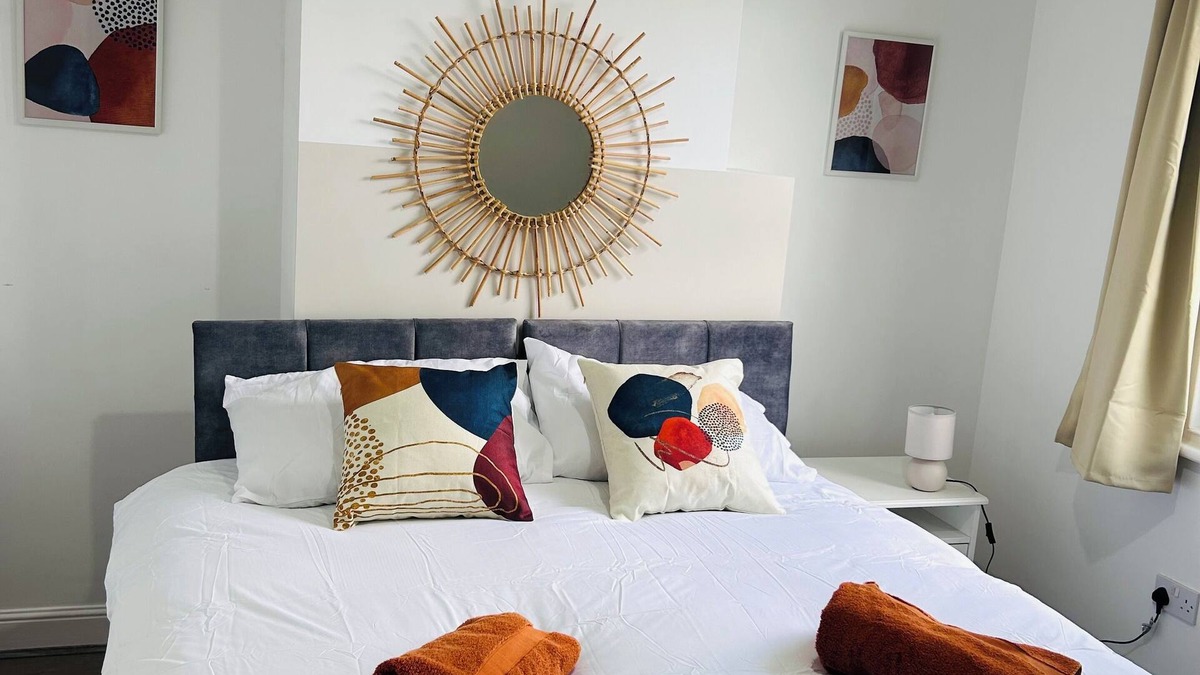 Winshill House | Cosy 3 Riverside home- Sleeps 5- Local to Burton Town, EastMids Airport & Parks!