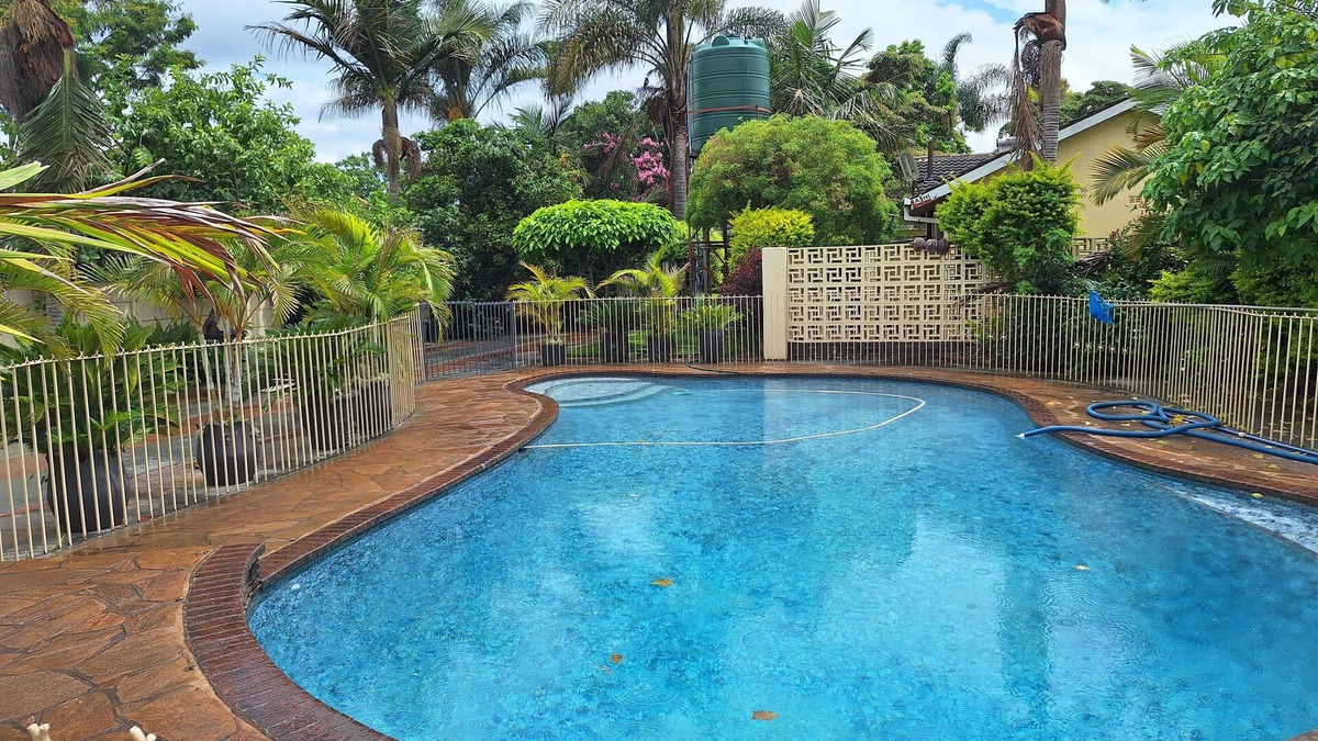 Harare House | Cosy 6 Bedroomed Guest House with a Jet Hot Tub and an Outdoor Swimming Pool