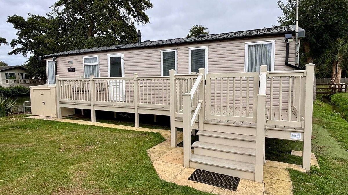 Clacton-on-Sea House | Cosy 8 berth caravan with decking and lake-views at Weeley Bridge ref 69001LV
