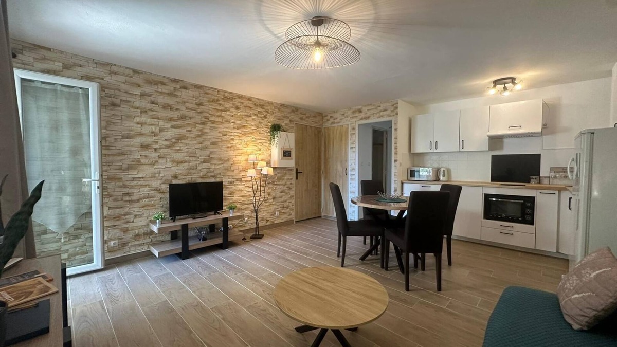 Saintes-Maries-de-la-Mer Apartment | Cosy apartment with terrace, air conditioning, parking space. No pets allowed!