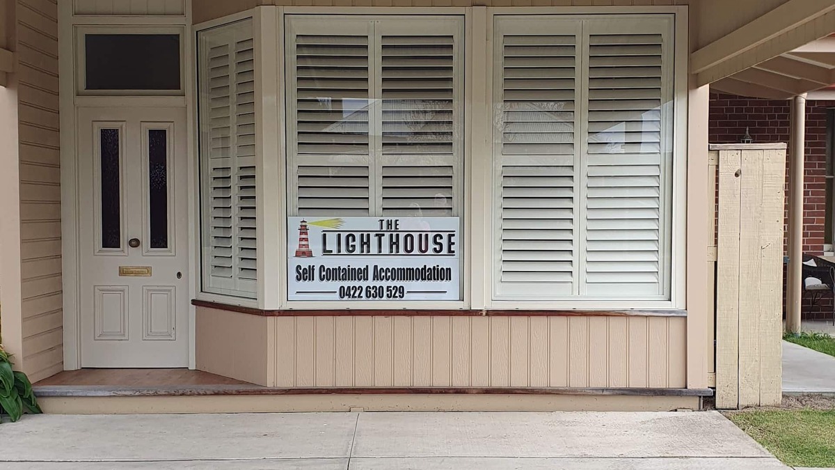 Holbrook House | COSY ACCOMMODATION located in the main street CENTRAL to shops and CAFES
