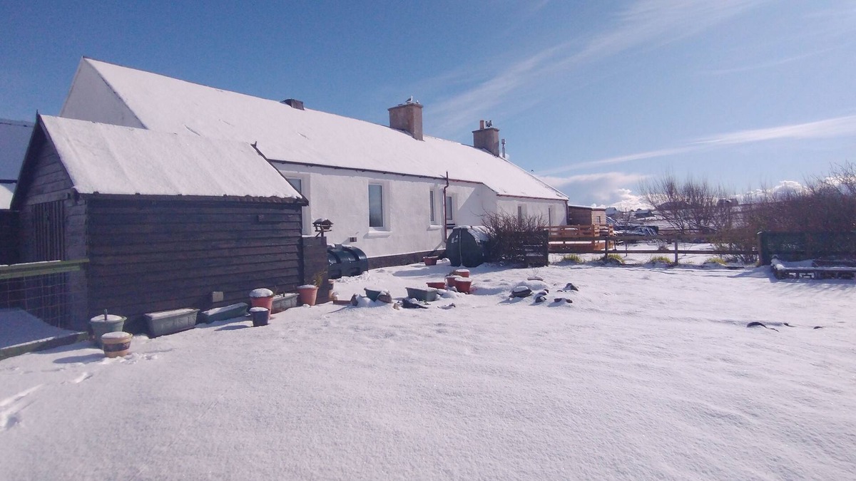 Arnol Cottage | Cosy and Charming Cottage on the Hebridean Way - 15 min Walk to Shore