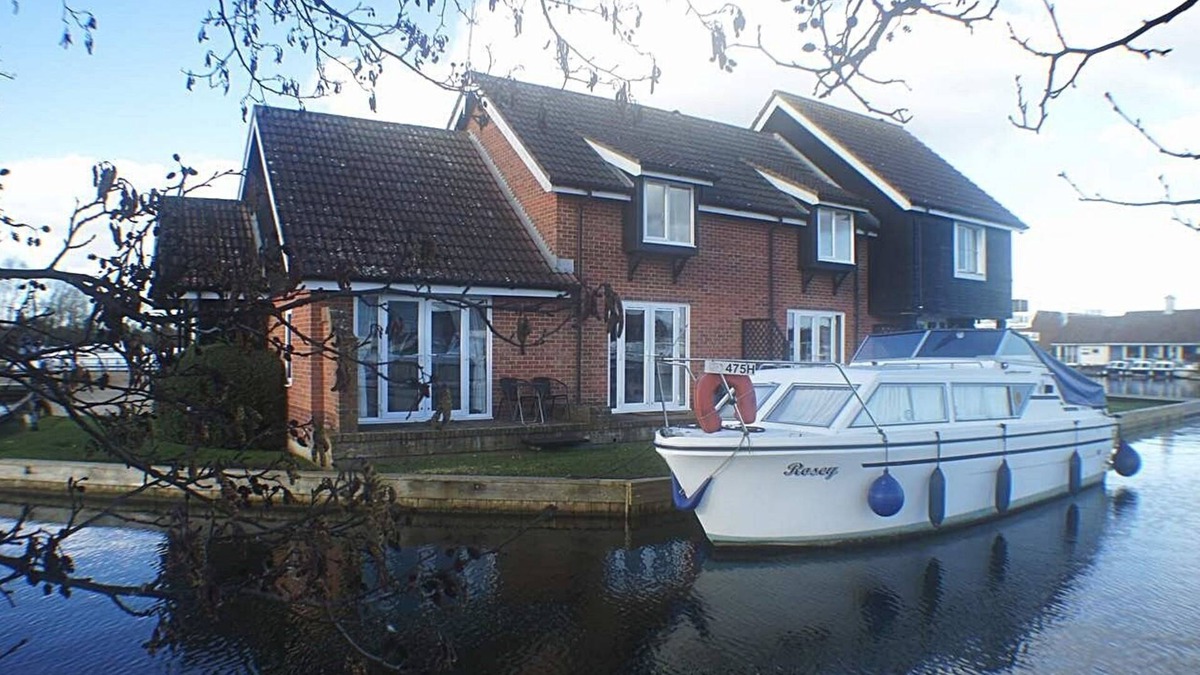 Wroxham Cottage | Cosy and comfortable Riverside Cottage in Wroxham, the Gateway to the Broads