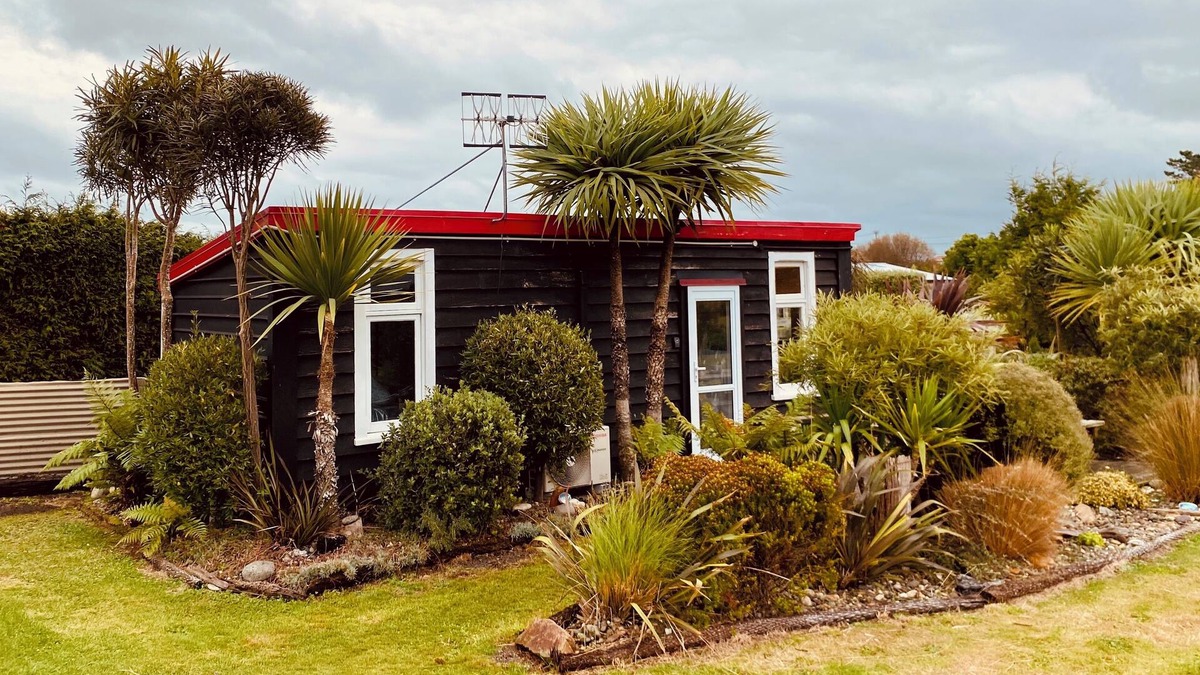Riverton Cottage | cosy and cute self contained hut