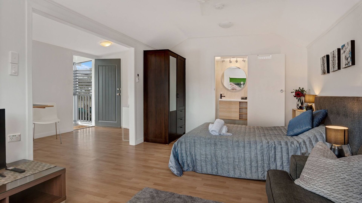 Graceville Apartment | Cosy and private self contained retreat in a great location, pet friendly