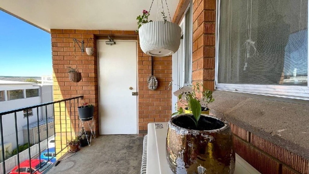 Oaks Estate Apartment | Cosy and retro, top floor with stairs, 2 bedroom apartment with a king bed.