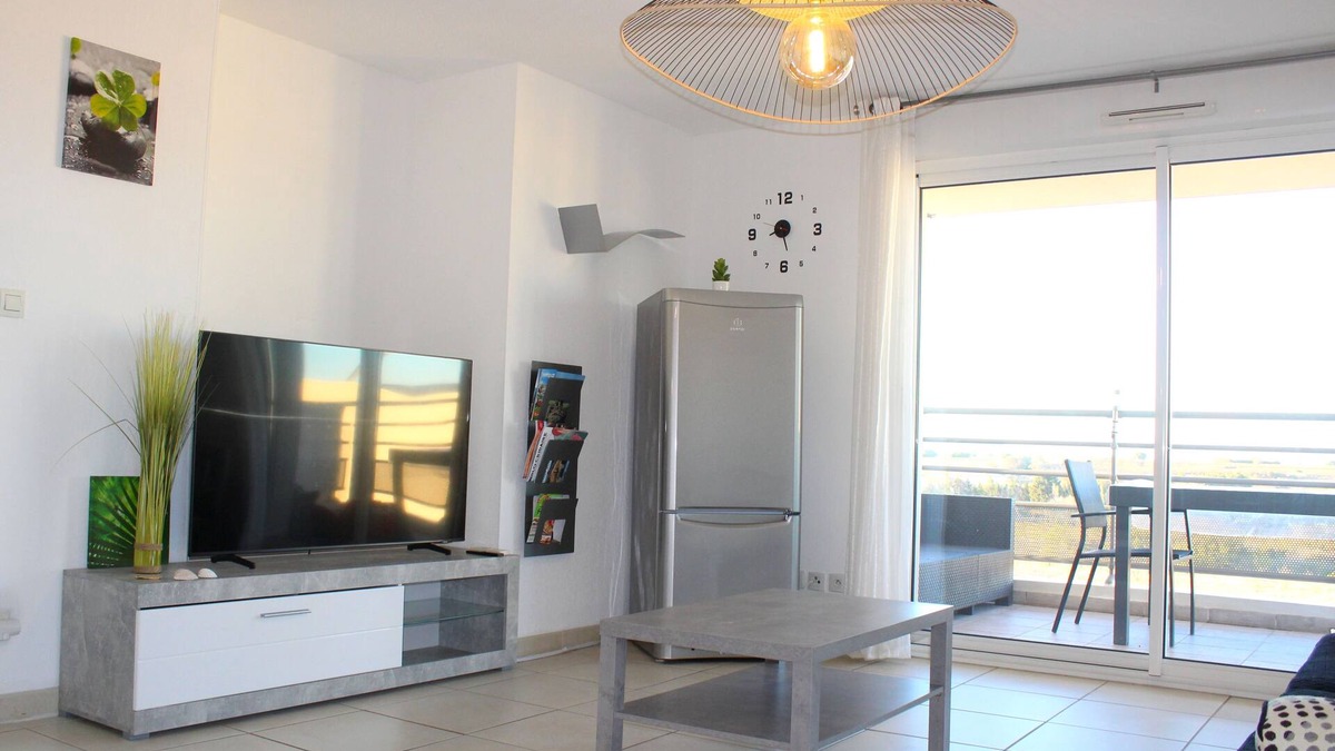 Marseillan Apartment | Cosy and spacious T3 - sleeps 4 to 6 - air-conditioned, quiet location near Etang de Thau
