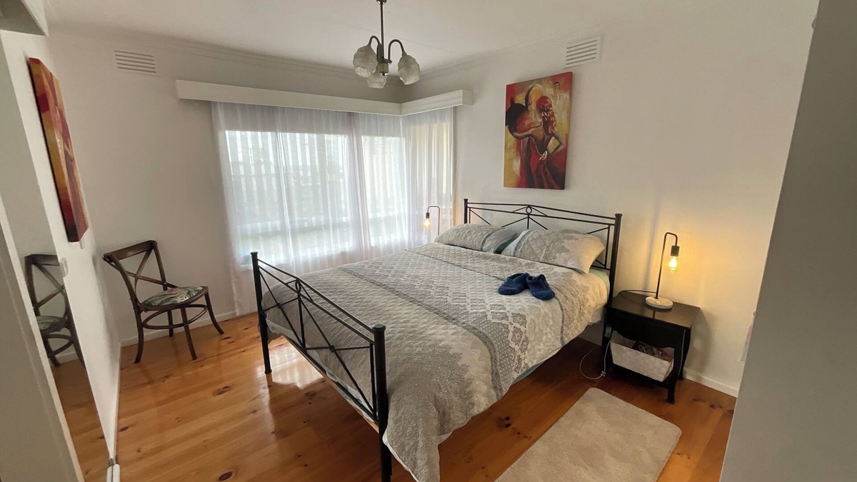 Portland House | Cosy and sunlit house just a short walk to the beach and shops.