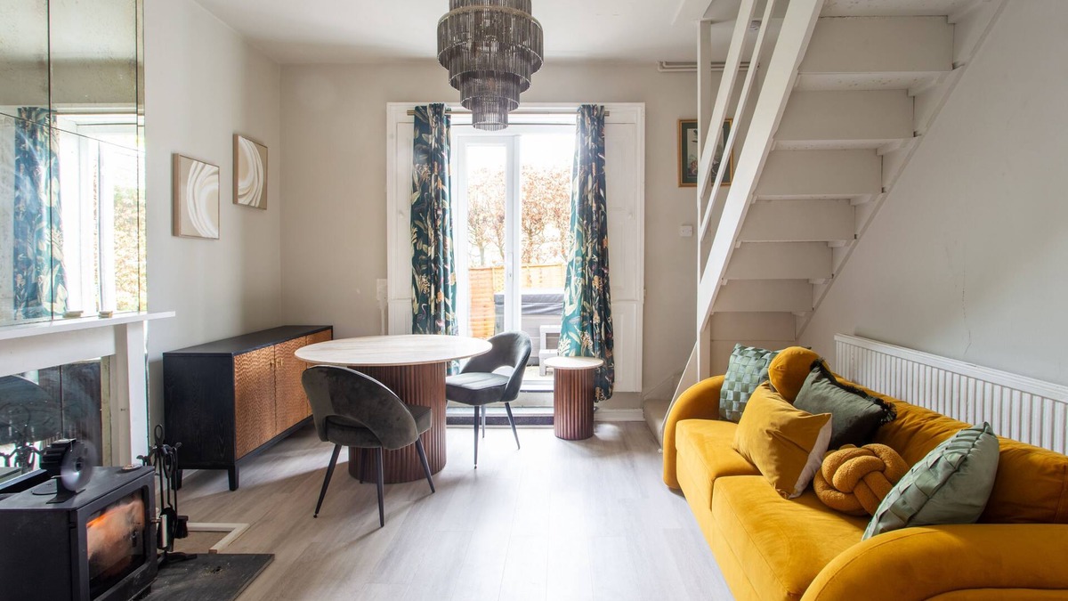 Blandford Saint Mary Ski Chalet | COSY ANNEXE - ROMANTIC ESCAPE | SLEEPS 2 | HOT TUB | BBQ | PATIO | WI-FI | LOG BURNER