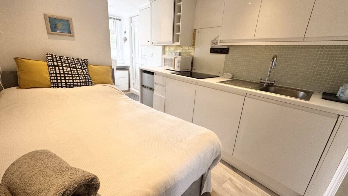 Marlow Condo | Cosy annexe, self contained, with parking