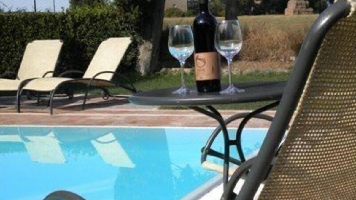 Colle di Val d'Elsa House | Cosy apartment in villa for 2 guests with pool, TV, patio, pets allowed and parking