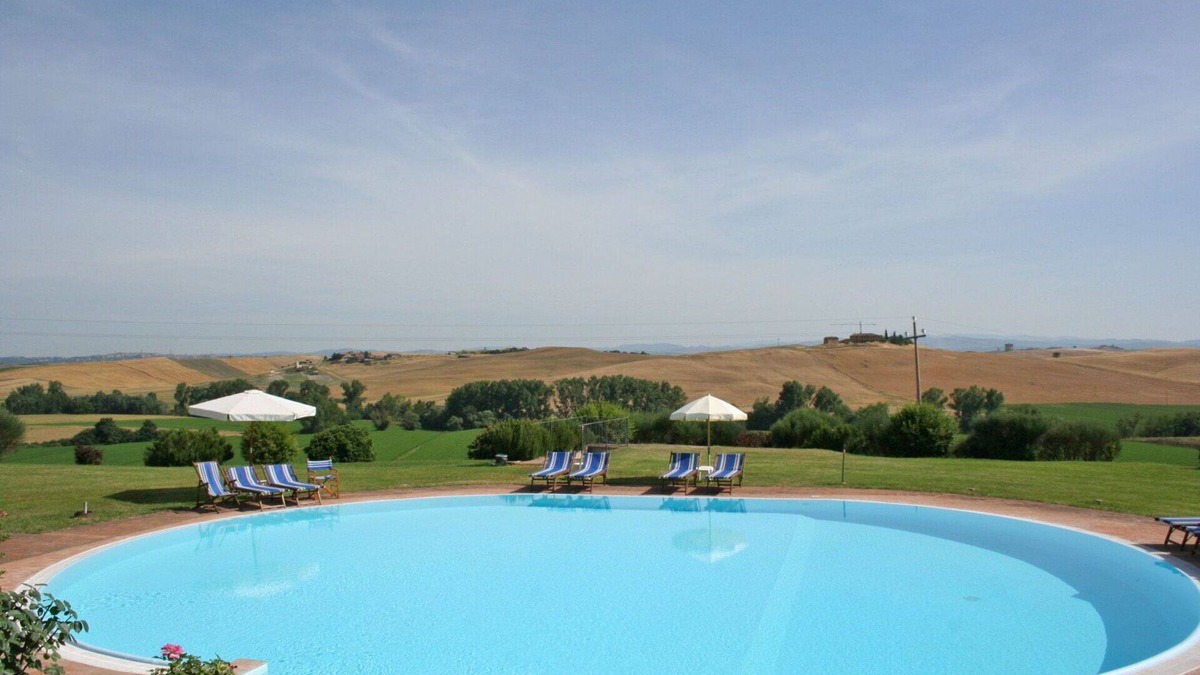 Monteroni d'Arbia Apartment | Cosy apartment for 2 people with WIFI, pool, panoramic view and parking, close to Siena