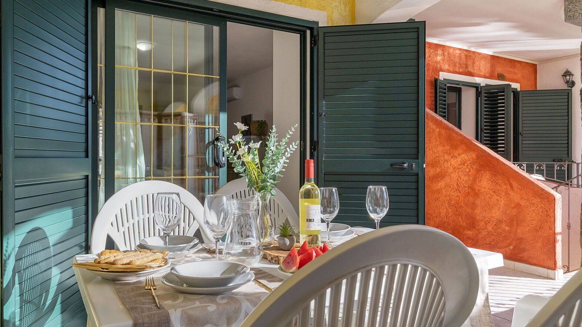 Trinita d'Agultu Apartment | Cosy apartment for 6 people with WIFI, A/C, pool, TV and patio