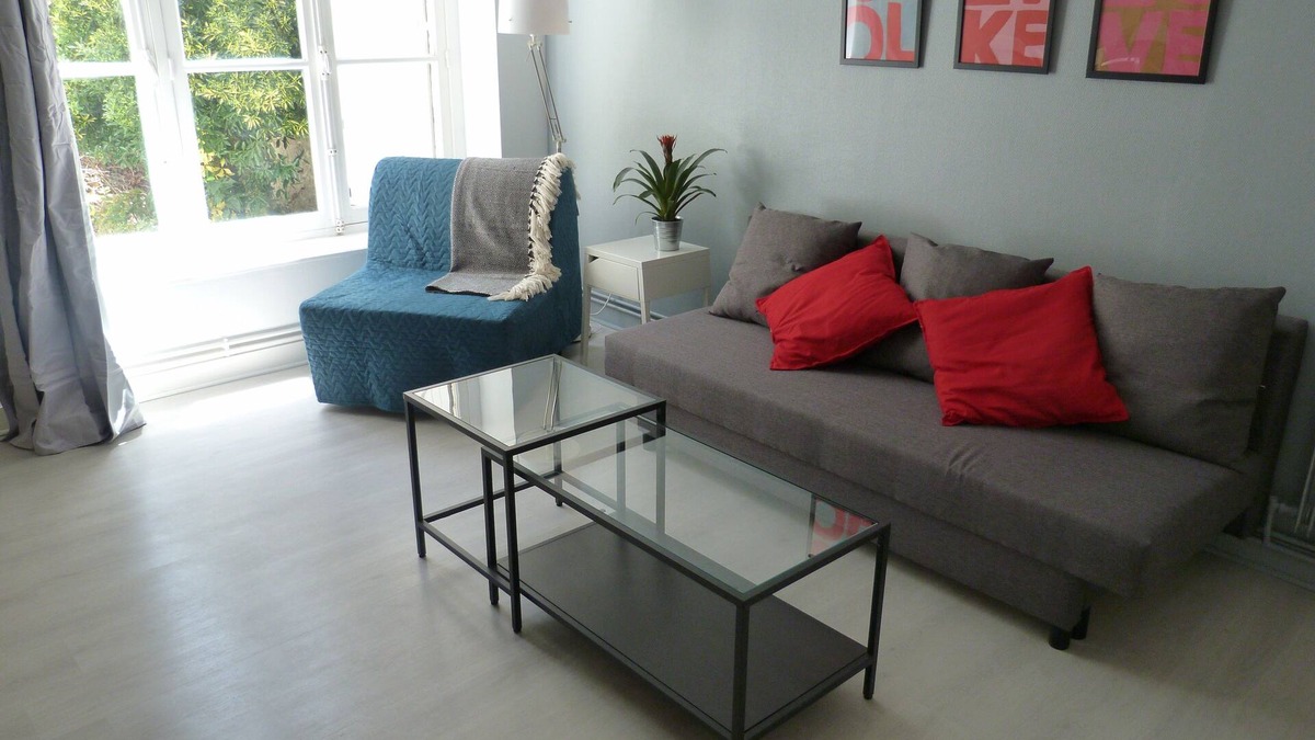 Mer Apartment | Cosy apartment 10 minutes from Chambord. Near CNPE and Mer warehouses.