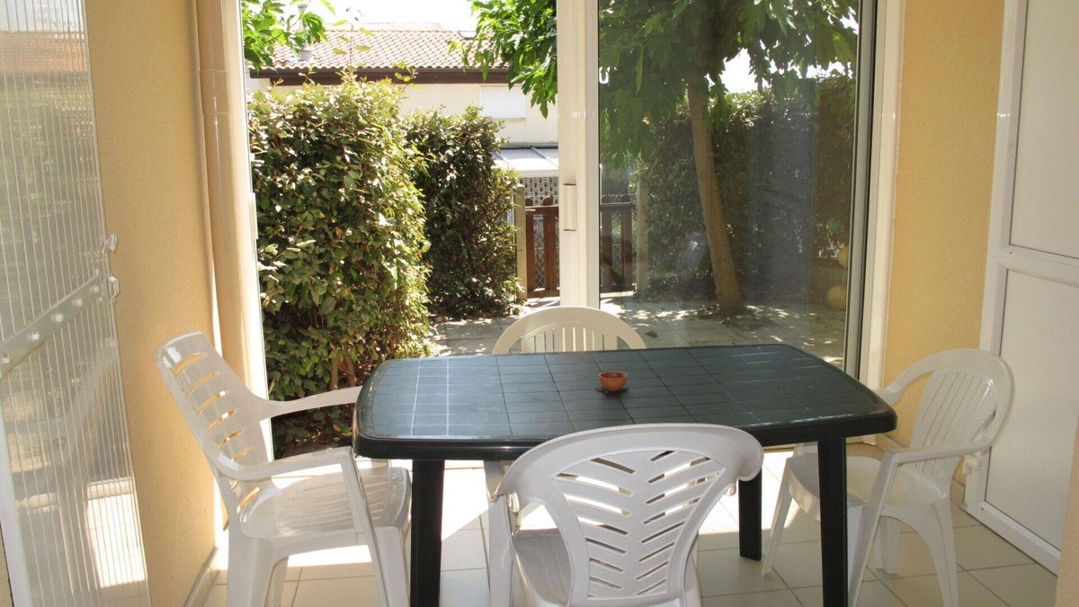 Carcans Plage Apartment | Cosy apartment for 2 guests with TV, terrace, pets allowed and parking
