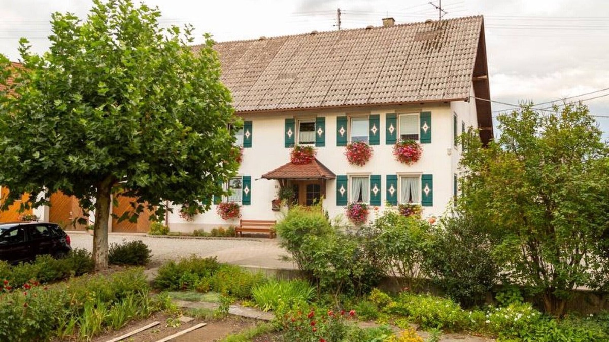 Frickingen Apartment | Cosy Apartment “Ferien- und Obsthof Müller” in Beautiful Countryside