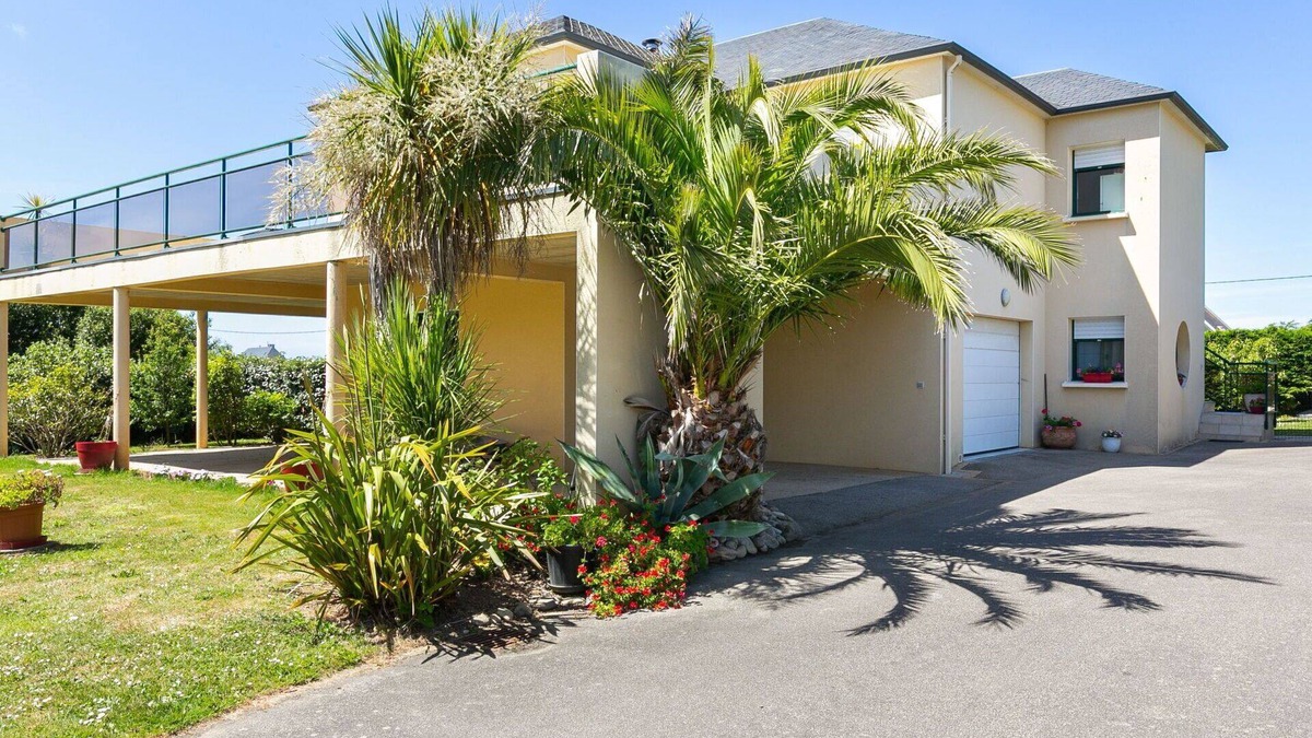 Plougonvelin Apartment | Cosy apartment for 2 guests with WIFI, TV, patio, pets allowed and parking
