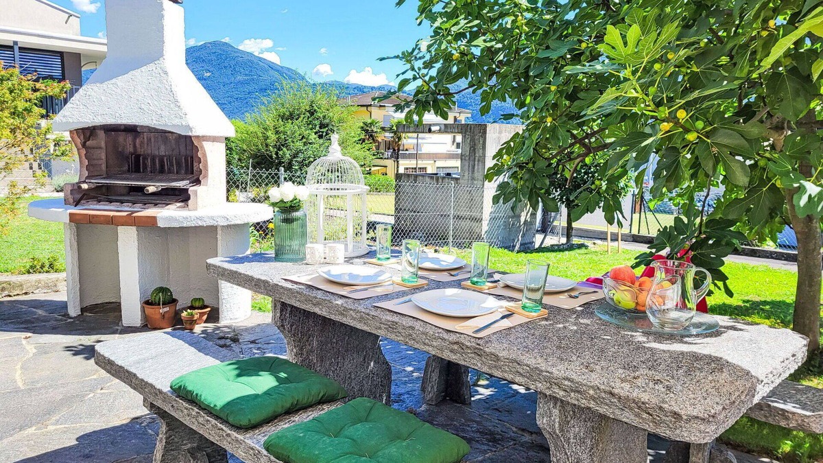 Gordola Apartment | Cosy apartment for 2 people with WIFI, A/C, TV, patio, pets allowed, panoramic view and parking