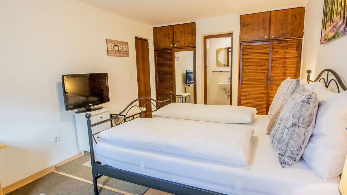 Axams Apartment | Cosy apartment for 2 guests with WIFI, TV, pets allowed and parking