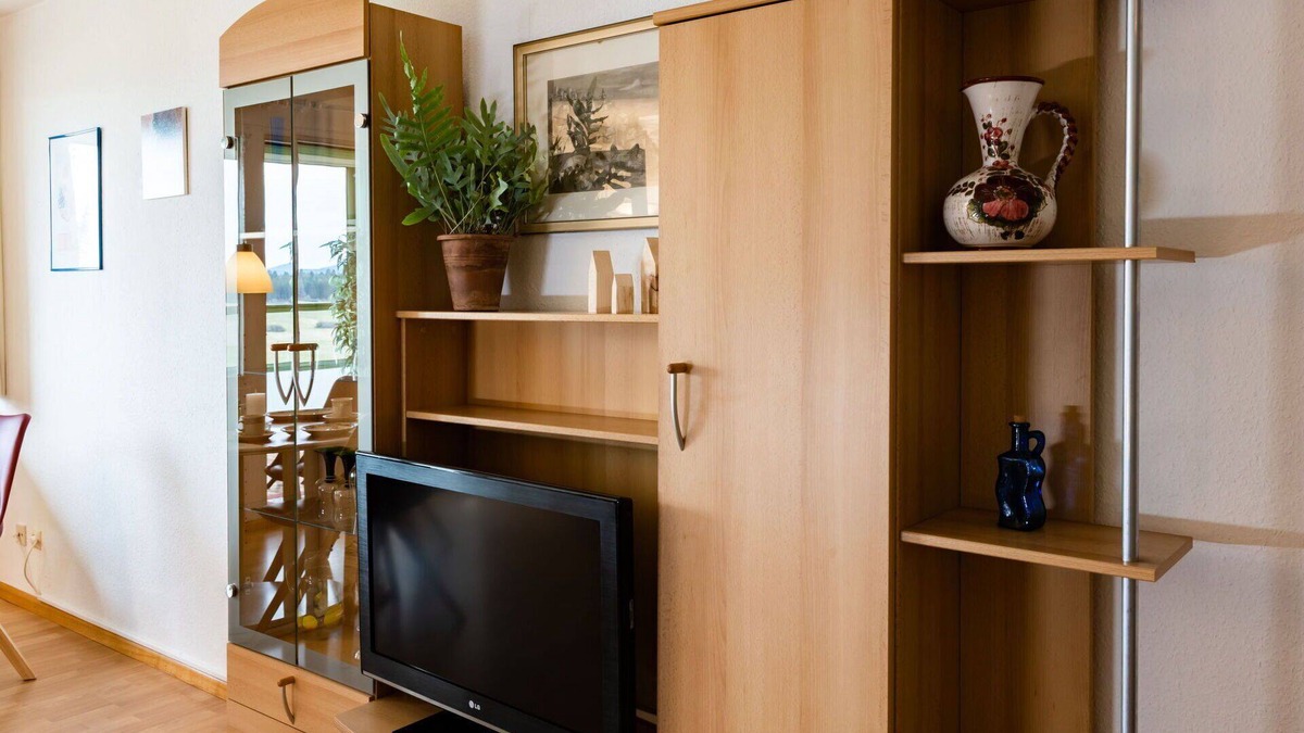 Loffingen Apartment | Cosy apartment for 3 people with pool, WIFI, TV, balcony, pets allowed and parking