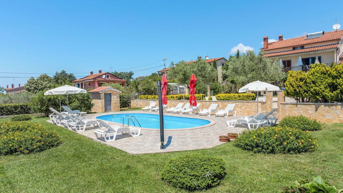 Brnobici Apartment | Cosy apartment for 3 guests with pool, WIFI, TV, terrace and parking