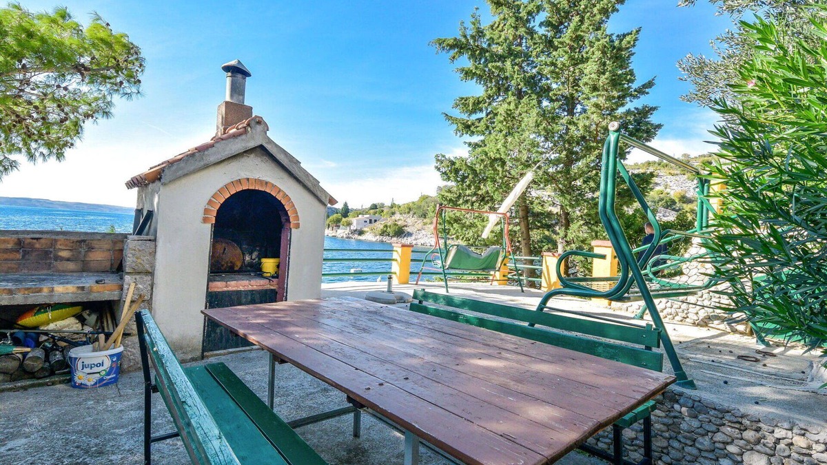 Tribanj Apartment | Cosy apartment for 3 people with A/C, WIFI, TV and parking