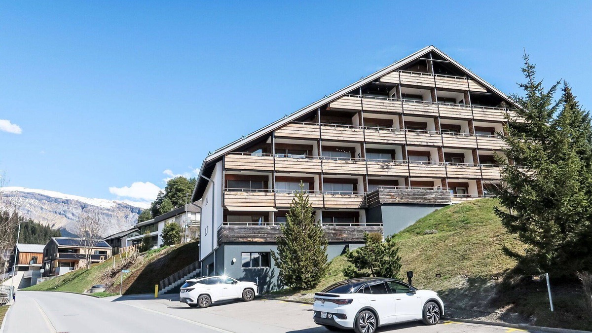 Laax Apartment | Cosy apartment for 3 people with WIFI, pool, TV, balcony, pets allowed, panoramic view and parking