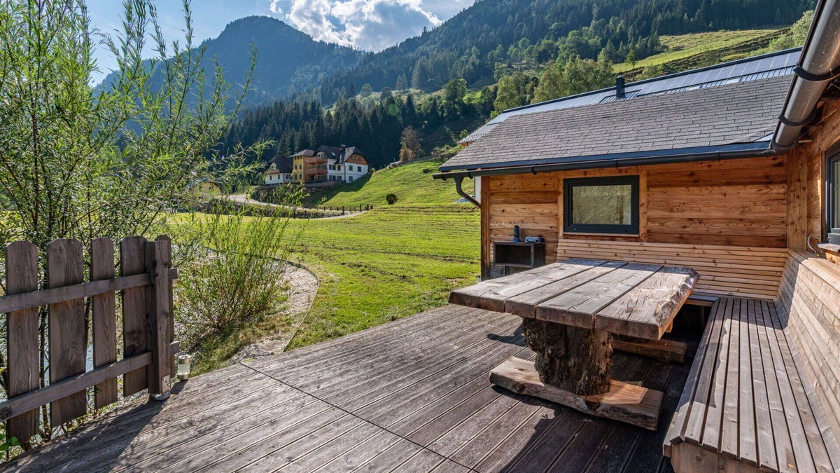 Solk Apartment | Cosy apartment for 4 people with WIFI, hot tub, TV, patio and parking