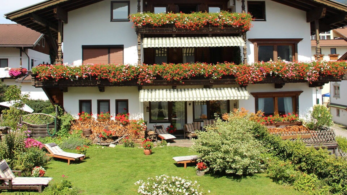 Zillertal Apartment | Cosy apartment for 4 guests with WIFI, TV, terrace, pets allowed, panoramic view and parking