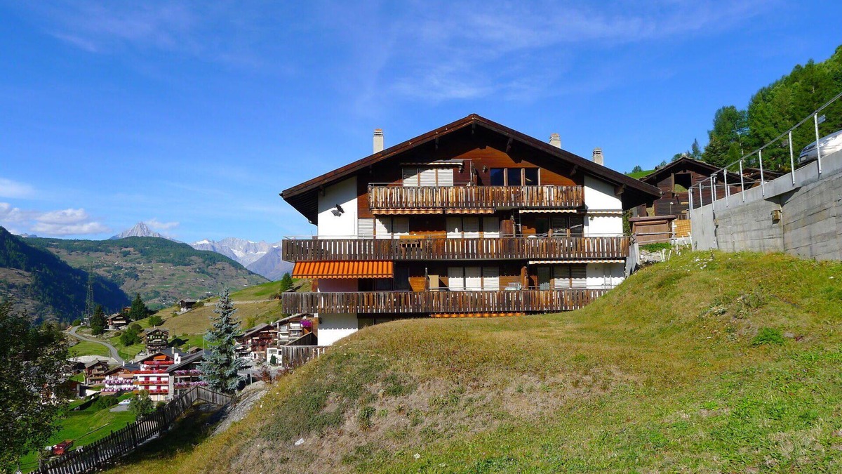 Graechen Apartment | Cosy apartment for 4 guests with WIFI, TV, balcony, panoramic view and parking