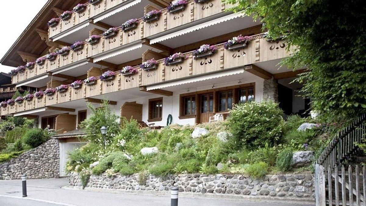 Gstaad Apartment | Cosy apartment for 4 guests with WIFI, TV and balcony