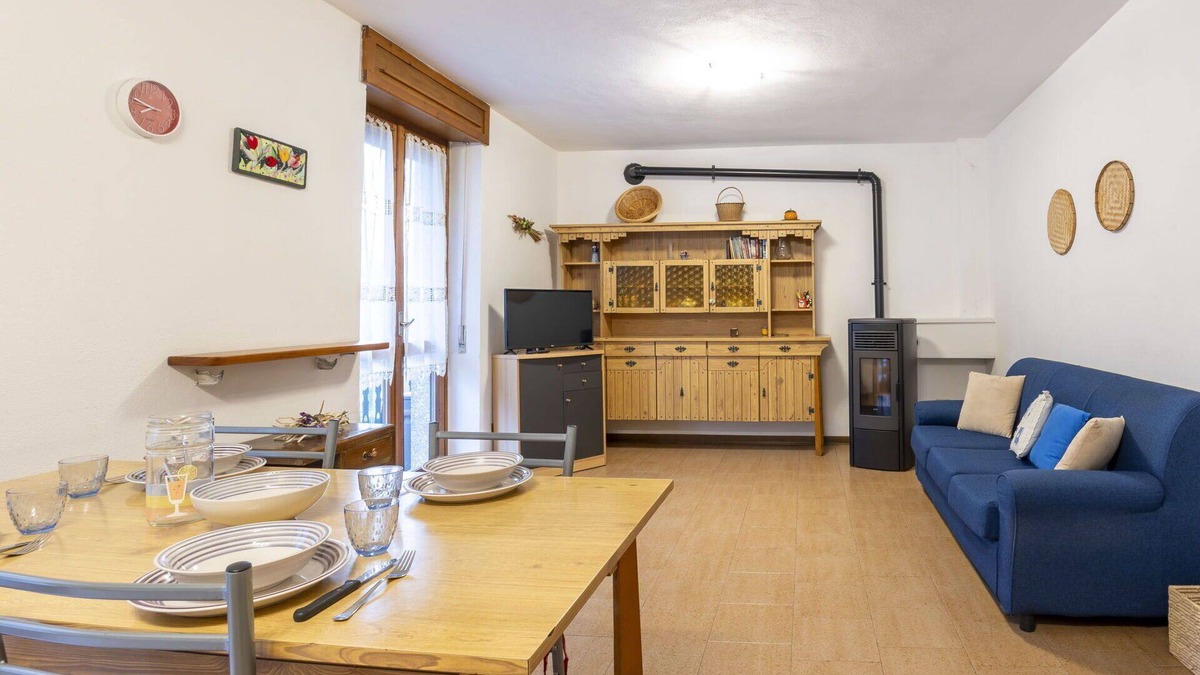 Cataeggio Apartment | Cosy apartment for 4 guests with TV, terrace and parking