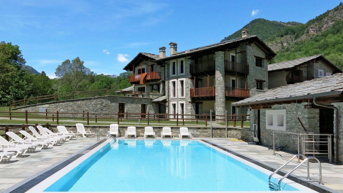 Sampeyre Apartment | Cosy apartment for 4 people with pool, WIFI, TV, terrace and parking
