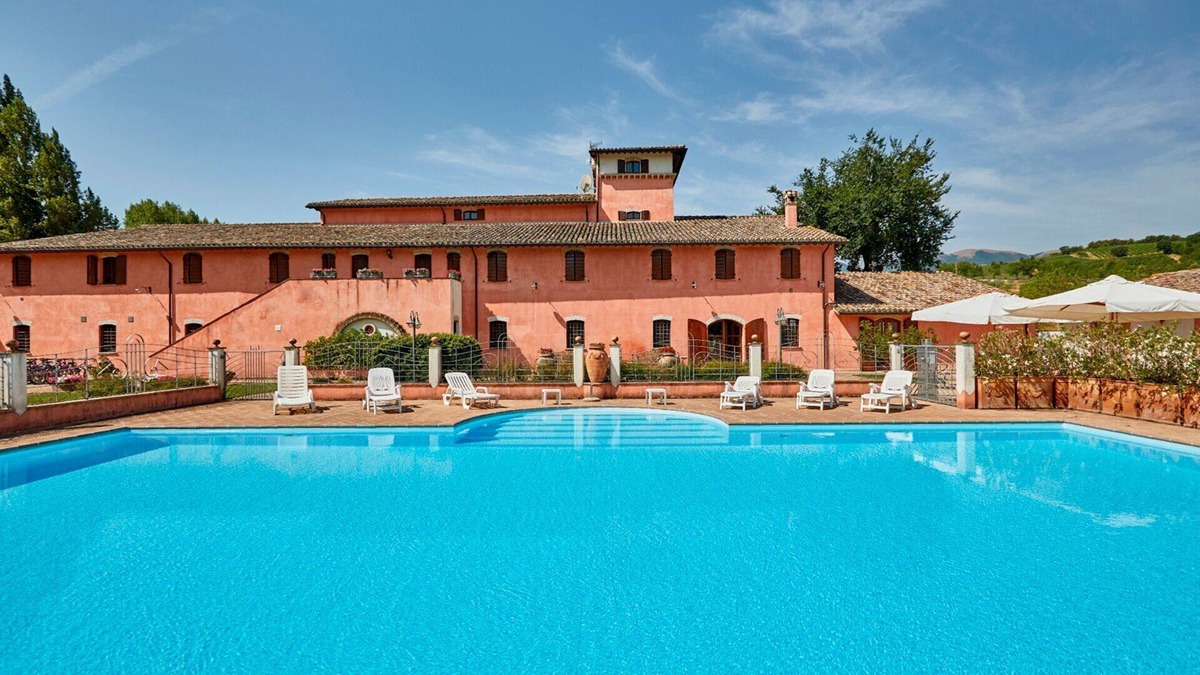 San Brizio Apartment | Cosy apartment for 4 guests with WIFI, pool, TV, balcony, pets allowed and parking, close to Spo.