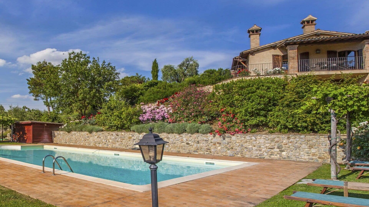 Allerona Apartment | Cosy apartment for 4 people with WIFI, pool, TV, patio and pets allowed