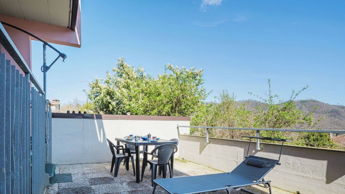 Pignone Apartment | Cosy apartment for 4 people with WIFI, pool, TV, terrace and parking