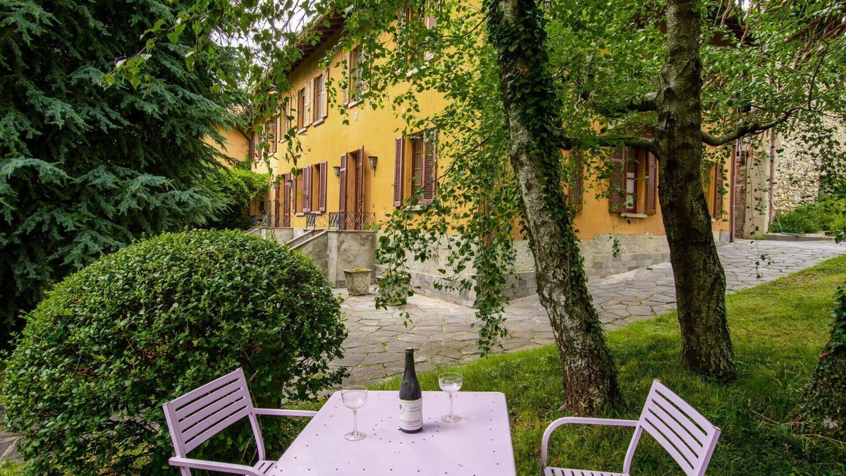 Tavernerio Apartment | Cosy apartment for 4 people with WIFI, TV, patio, pets allowed and parking