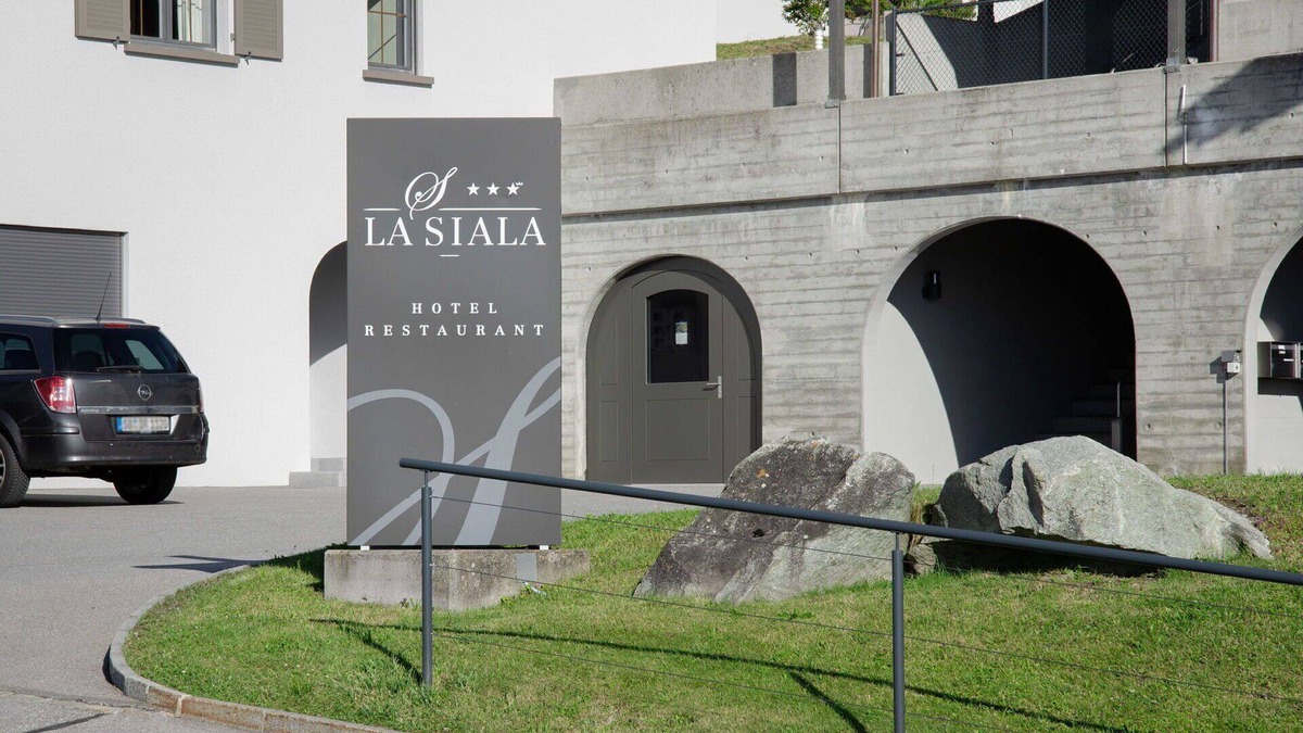 Falera Apartment | Cosy apartment for 5 guests with pool, WIFI, TV, balcony, panoramic view and parking