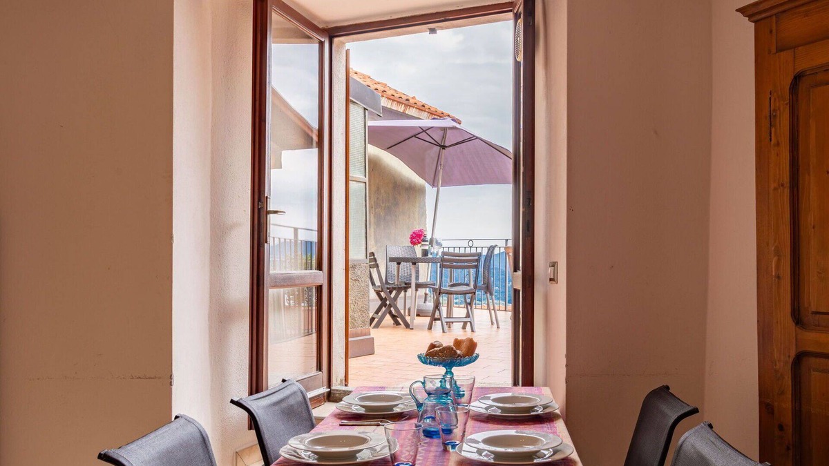 Maccagno Apartment | Cosy apartment for 5 people with TV, terrace, pets allowed and parking