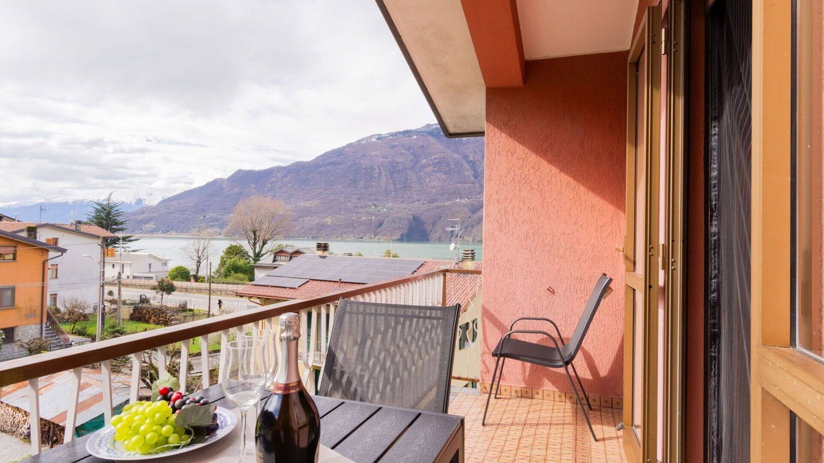 Verceia Apartment | Cosy apartment for 5 people with WIFI, TV, balcony, pets allowed and parking