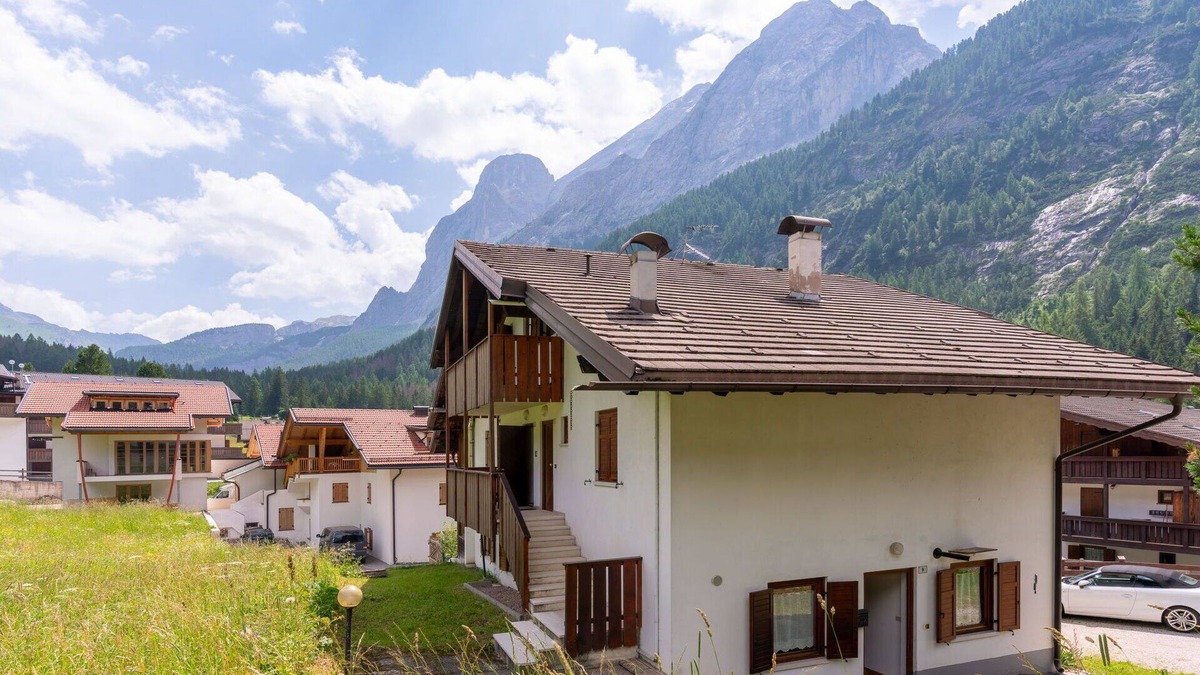 Penia Apartment | Cosy apartment for 6 guests with WIFI, TV, patio, pets allowed and parking