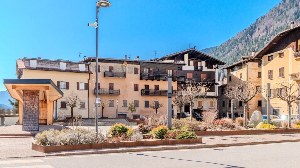 Ragoli Apartment | Cosy apartment for 6 guests with WIFI, TV, balcony and parking