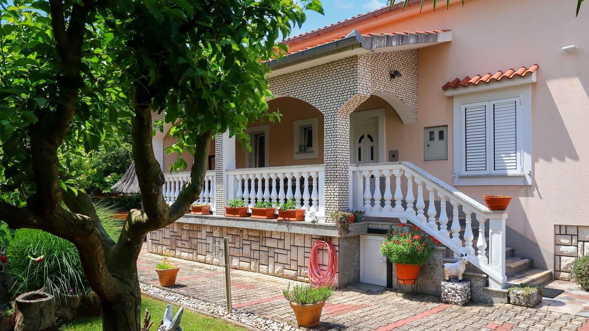 Marsici Apartment | Cosy apartment for 6 guests with WIFI, A/C, TV, patio and pets allowed
