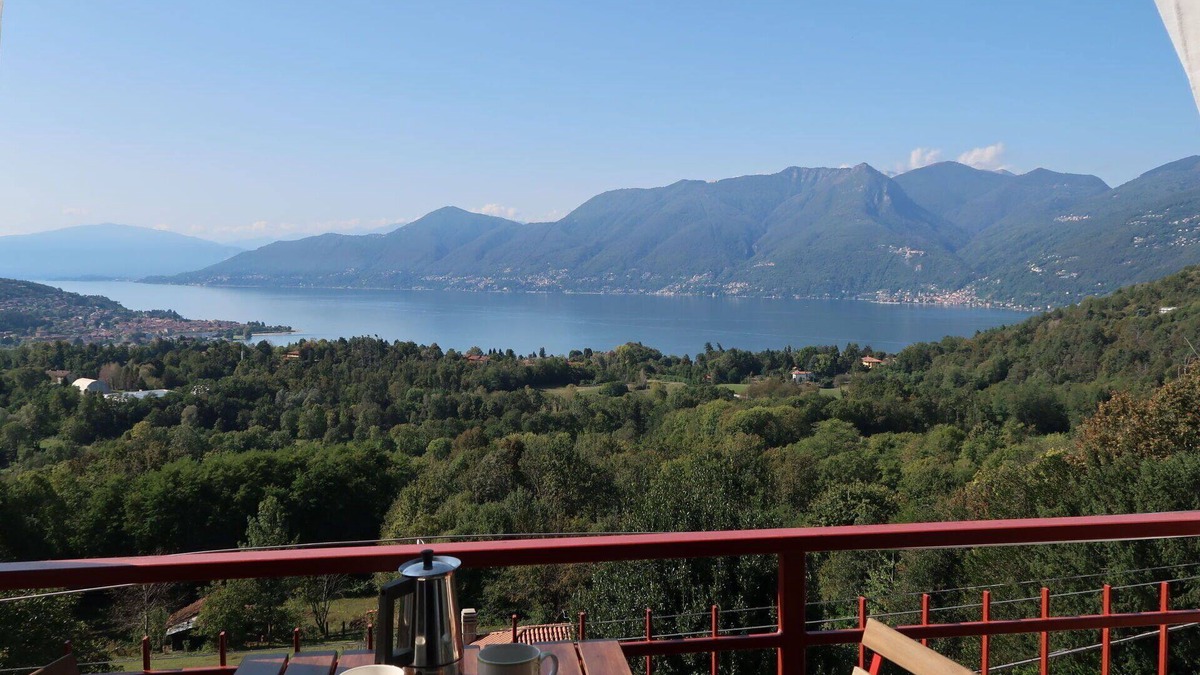 Luino Apartment | Cosy apartment for 6 guests with WIFI, TV, terrace and parking