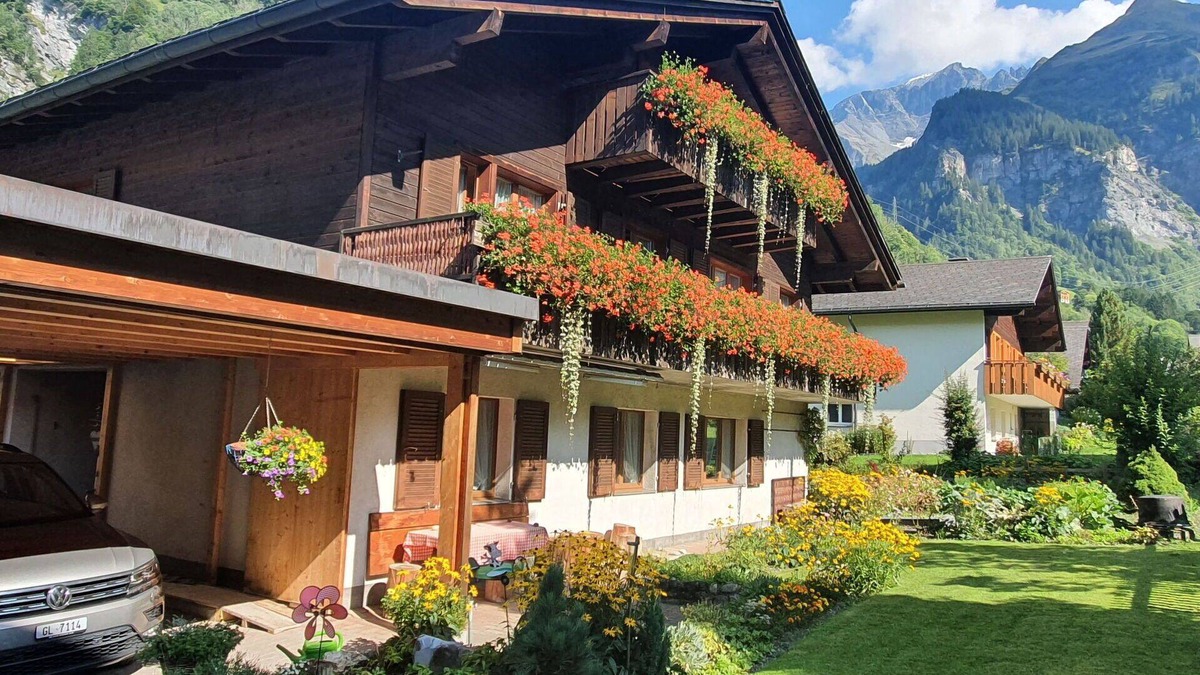 Elm Apartment | Cosy apartment for 7 people with WIFI, TV, patio, panoramic view and parking