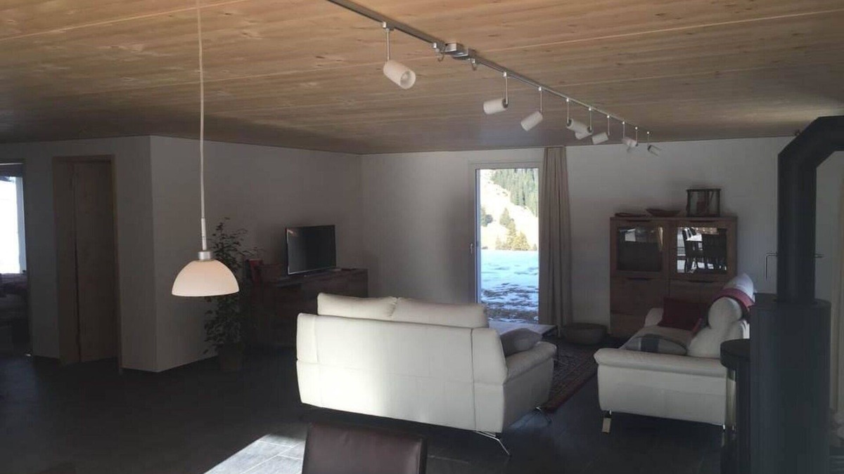 Valbella Apartment | Cosy apartment for 8 guests with WIFI, TV and balcony